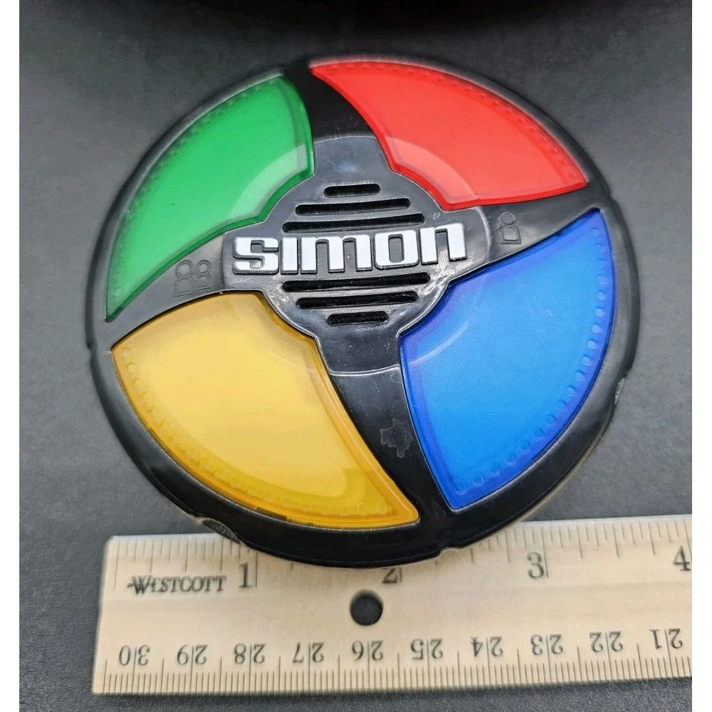 Hasbro E93835L0‎ Simon Handheld Electronic Game